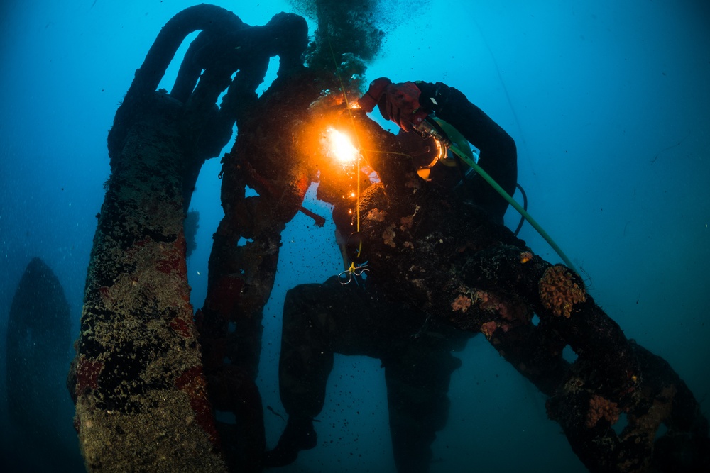 UCT-2, MDSU-1, USS Emory S. Land, and USS Frank Cable Divers Conduct Underwater Cutting Operations on Big Blue Mooring System in Apra Harbor