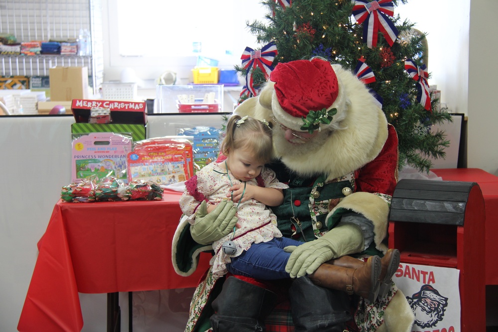 Fort McCoy &quot;Connect the Tots&quot; play group christmas party