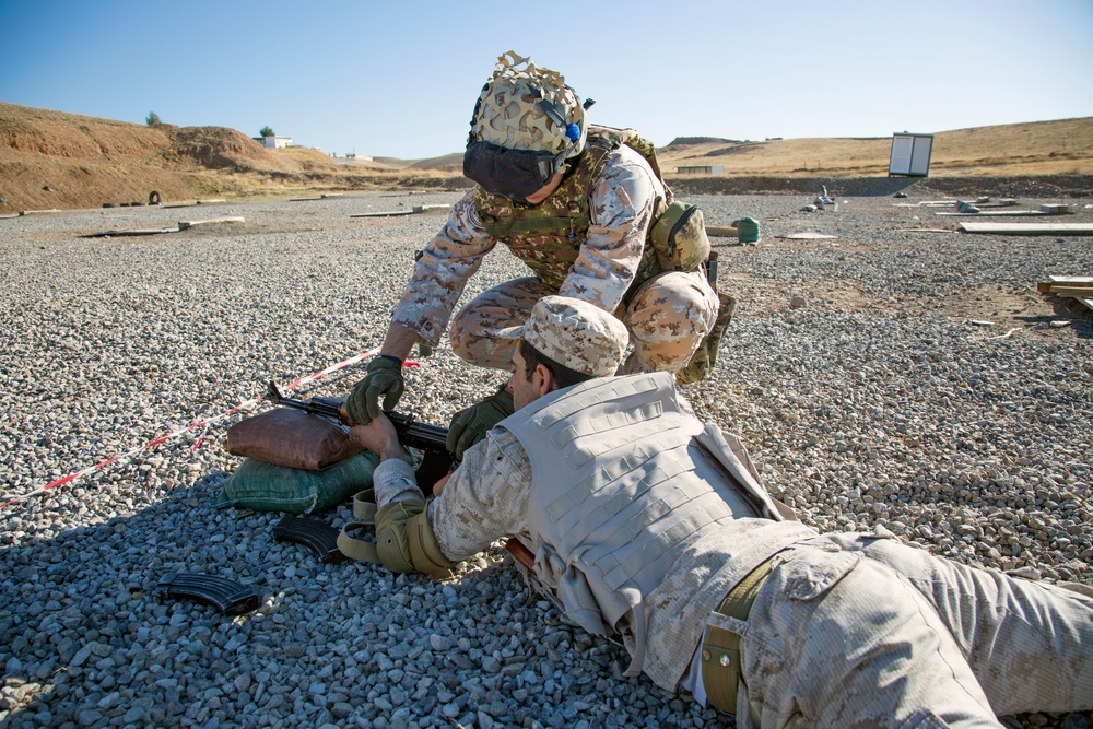 Italian army trainers lead basic infantry training