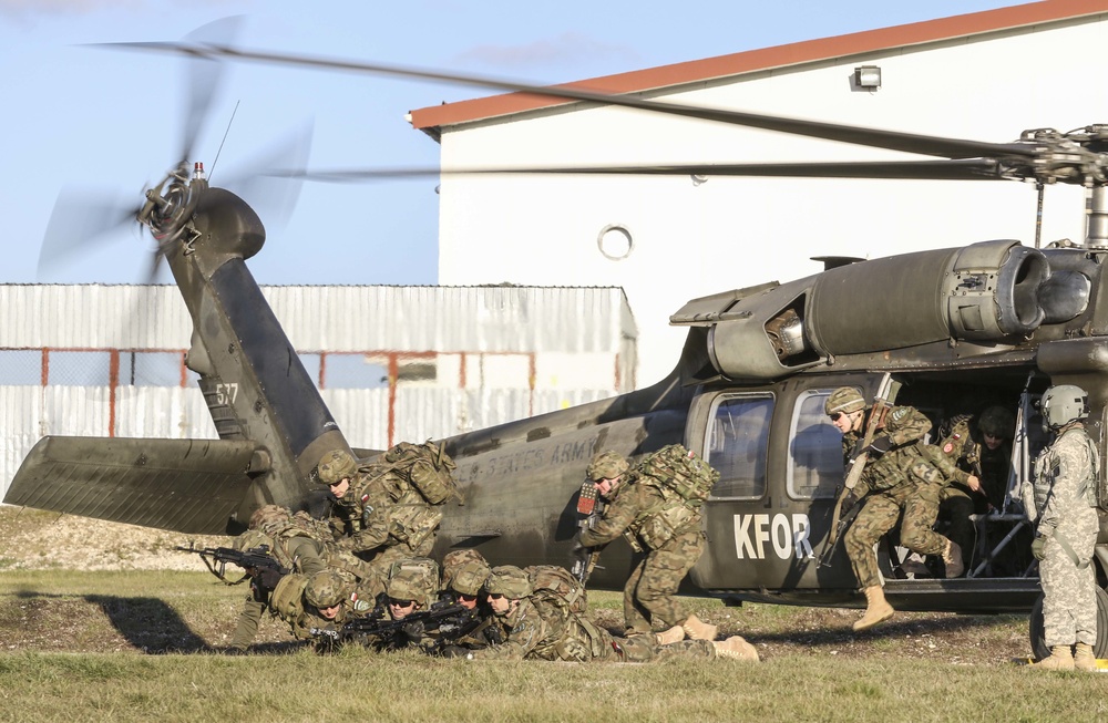 MNBG-East U.S. and Polish Soldiers conduct hot/cold load training