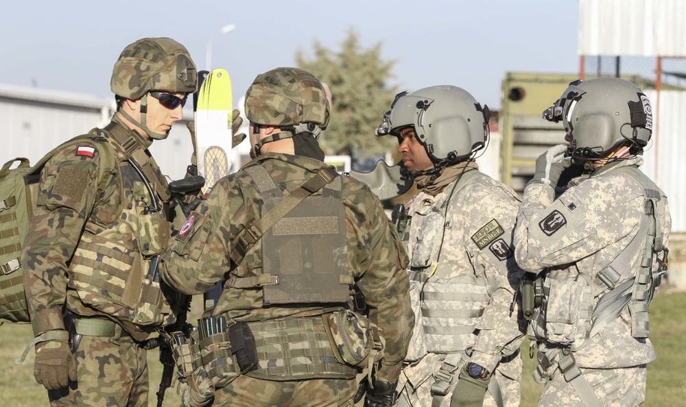 MNBG-East U.S. and Polish Soldiers conduct hot/cold load training