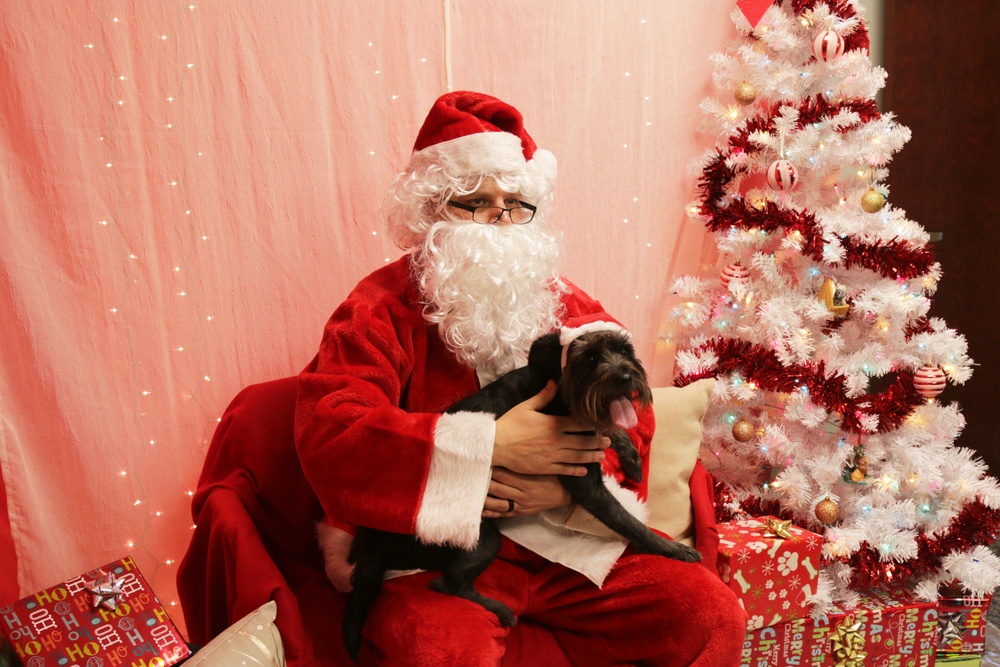 Marne pets pose with Santa Claus