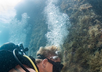 UCT-2 and MDSU-1 Conduct Underwater Pier Survey in Apra Harbor