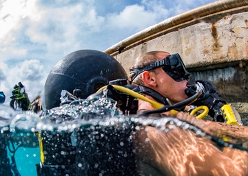 UCT-2 and MDSU-1 Conduct Underwater Pier Survey in Apra Harbor