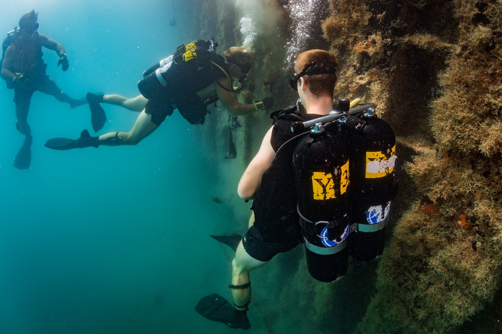 UCT-2 and MDSU-1 Conduct Underwater Pier Survey in Apra Harbor