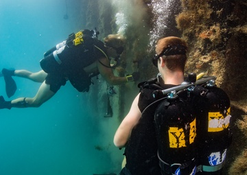 UCT-2 and MDSU-1 Conduct Underwater Pier Survey in Apra Harbor