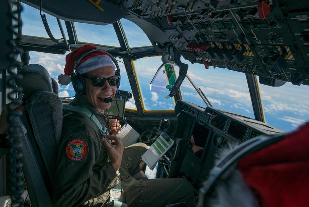 Santa 60 delivers Christmas cheer to Murilo atoll during Operation Christmas Drop 2017