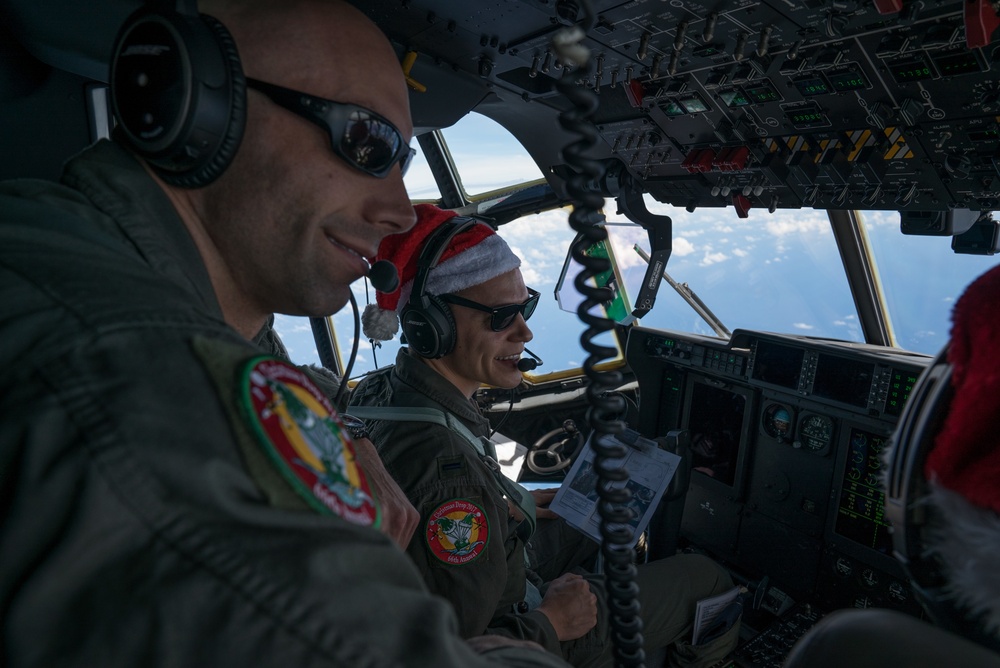 Santa 60 delivers Christmas cheer to Murilo atoll during Operation Christmas Drop 2017