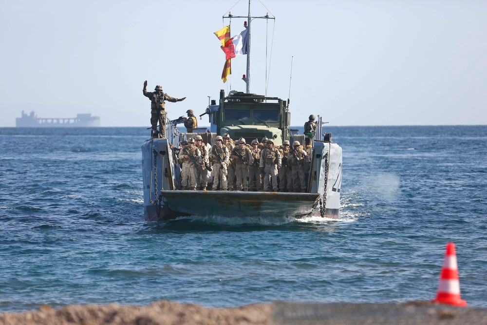 15th MEU conducts amphibious offload during Alligator Dagger with French counterparts