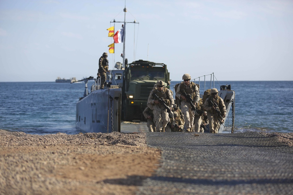 15th MEU conducts amphibious offload during Alligator Dagger with French counterparts