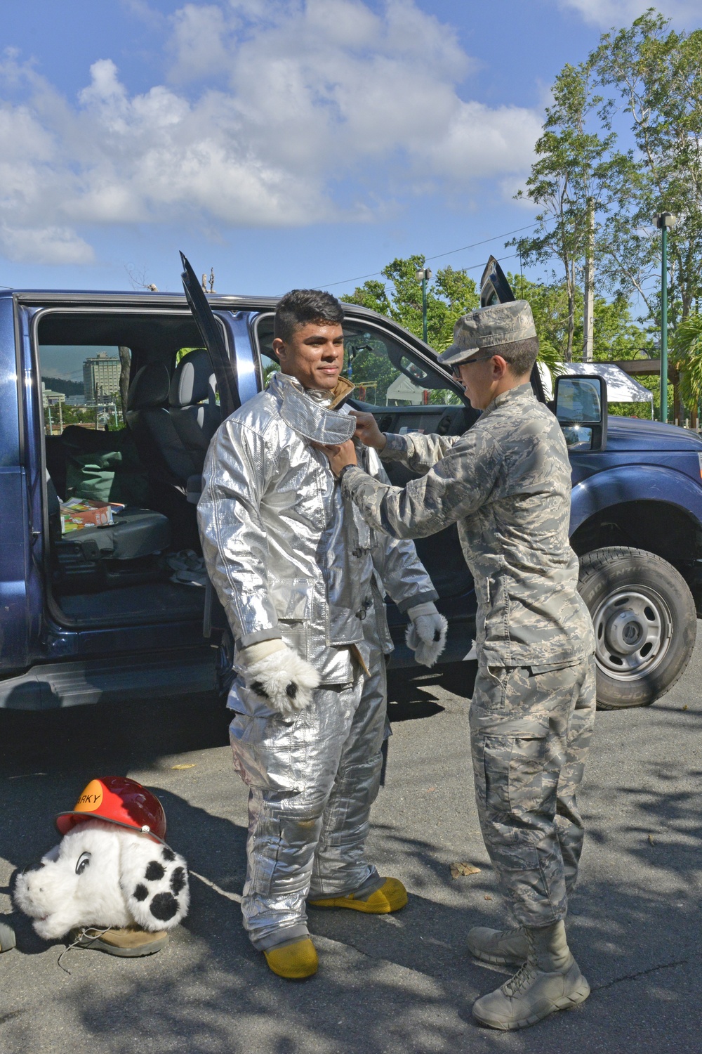 Airmen from the 156th Airlift Wing Distribute supplies to ‘Hospital Del Nino de San Juan’