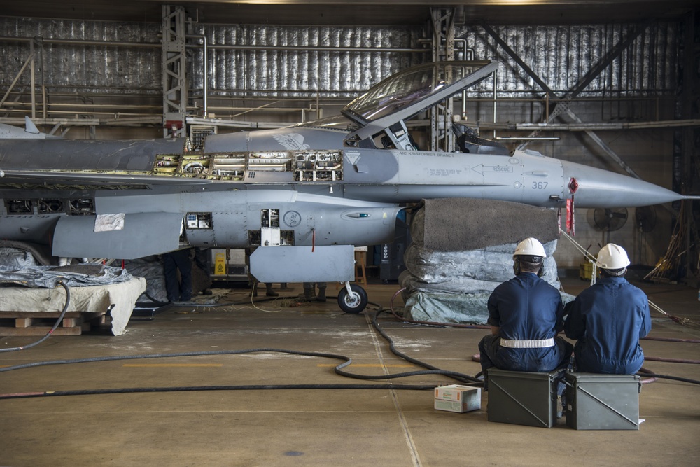 Lending a lift: MXS recovers downed aircraft