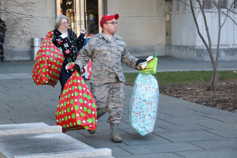 Pennsylvania National Guard helps Holiday Wish Program