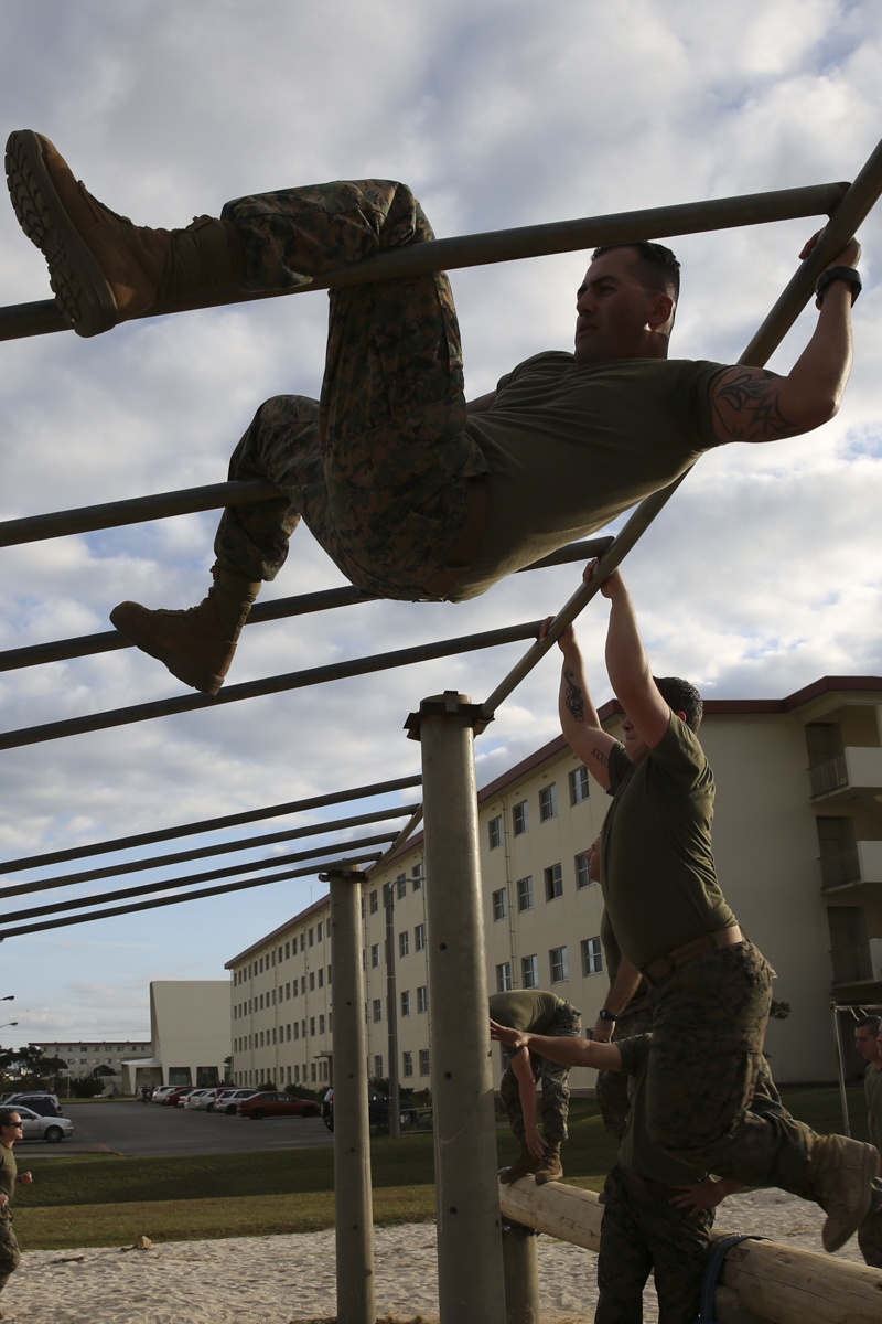 31st MEU Marines participate in an obstacle course