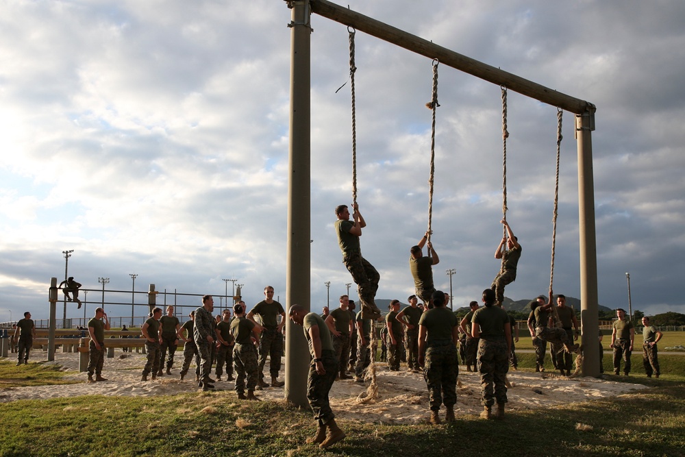 31st MEU Marines participate in an obstacle course