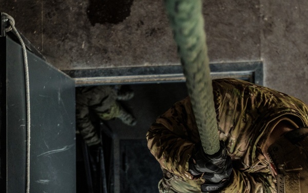 U.S., Estonian Special Operation Forces conduct fast rope training