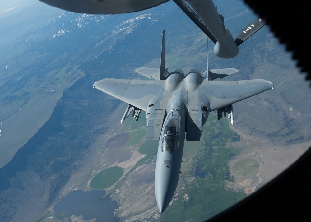 Airborne gas station