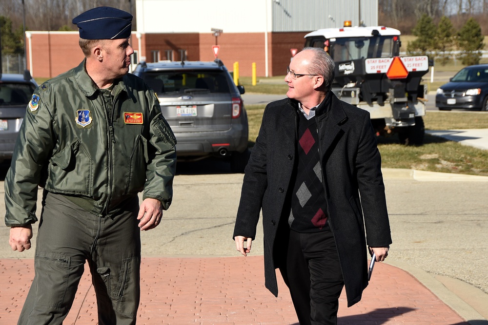 Senator visits the 178th Wing
