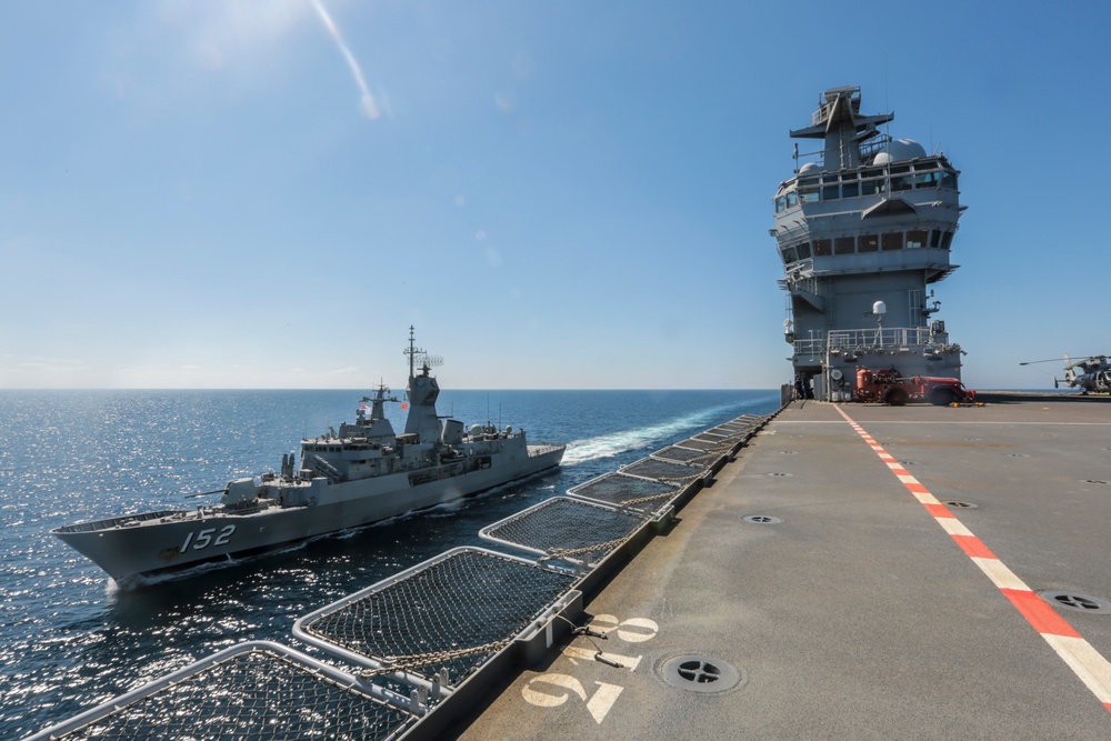 Tonnerre and Warramunga conduct exercise at sea