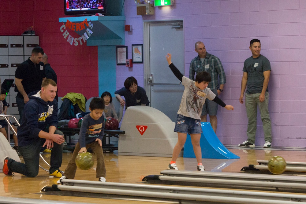31st MEU Marines and local children “Bowl with the Times”