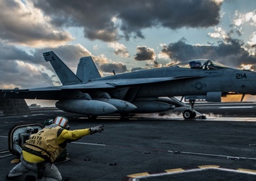 USS Ronald Reagan (CVN 76) Flight Deck