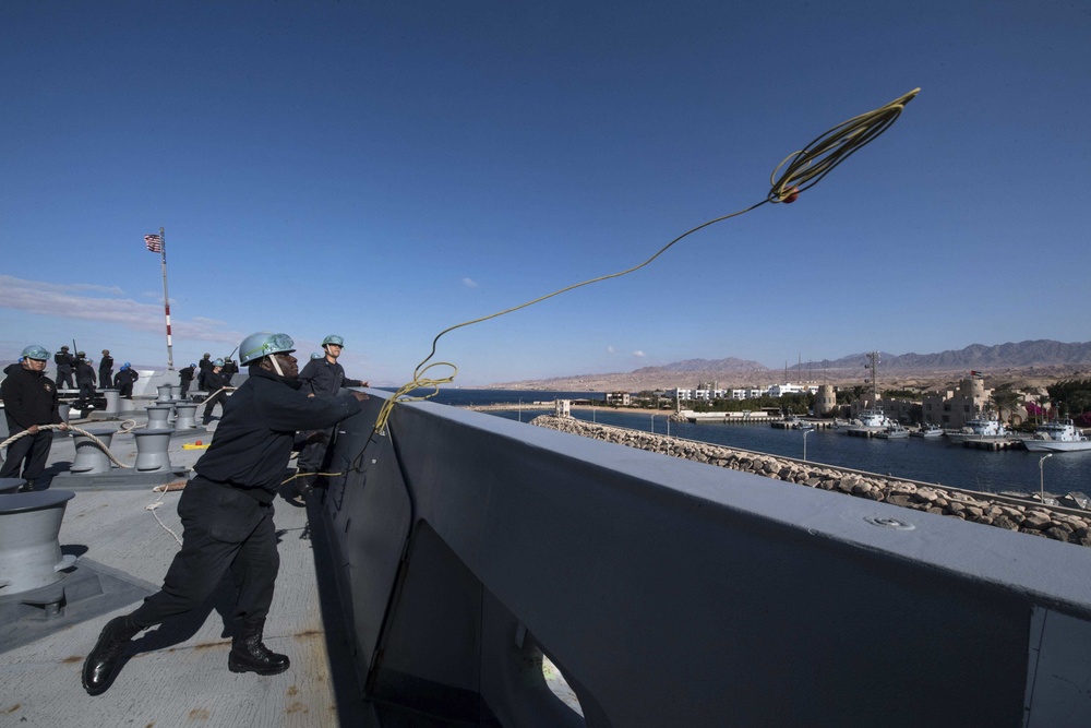 USS San Diego (LPD 22) Sailor Throws Heaving Line