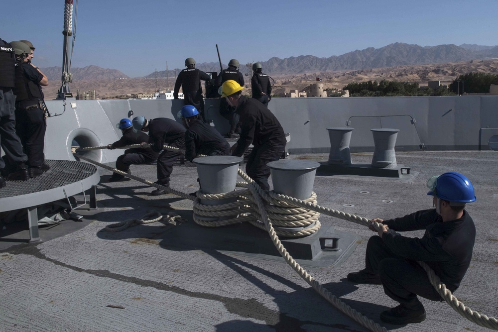 USS San Diego (LPD 22) Sailors Heave on Mooring Line