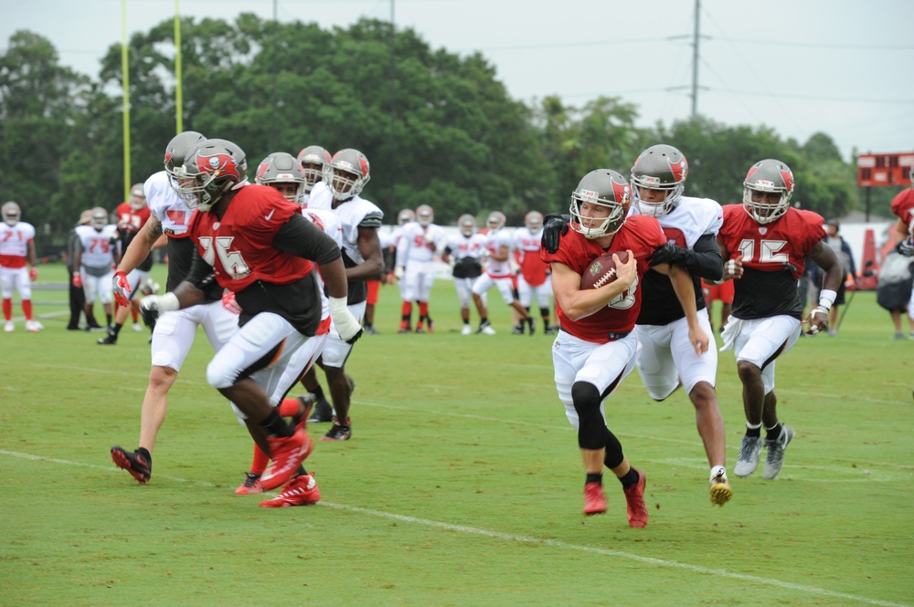 Citizen Airmen honored during Tampa Bay Buccaneers’ Salute to Military