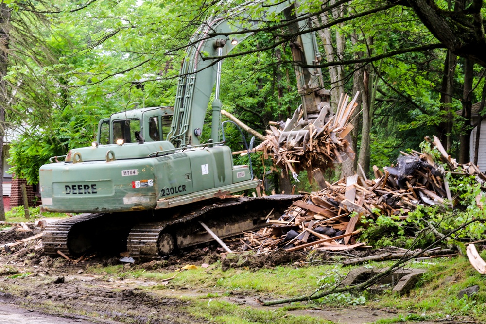 Soldiers from 16th Engineer Brigade help remove urban blight in Youngstown during annual training