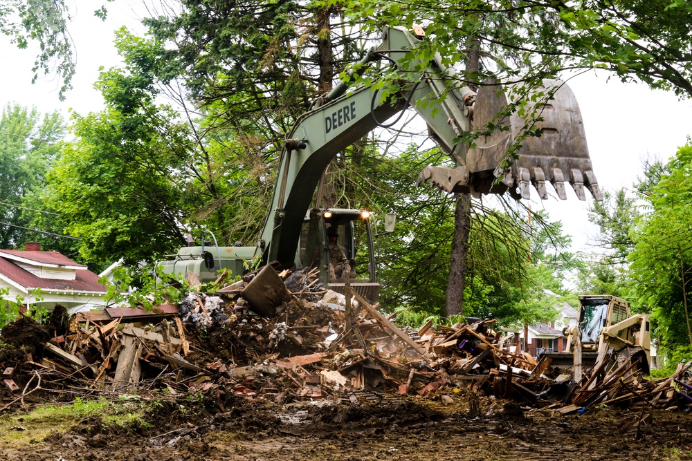 Soldiers from 16th Engineer Brigade help remove urban blight in Youngstown during annual training