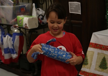 Camp Foster USO hosts Holiday Dinner