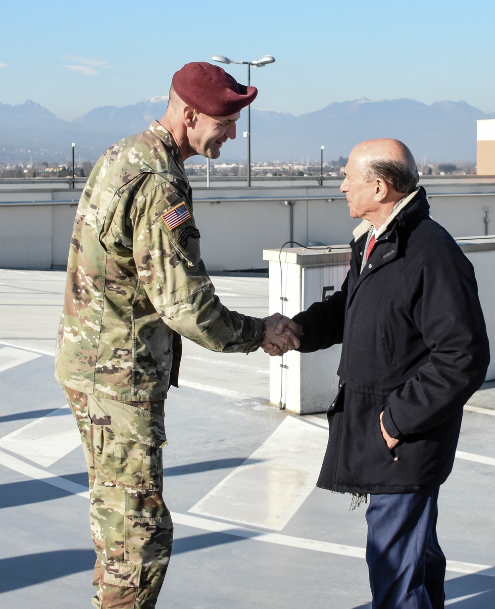 Airborne commander greets US Ambassador