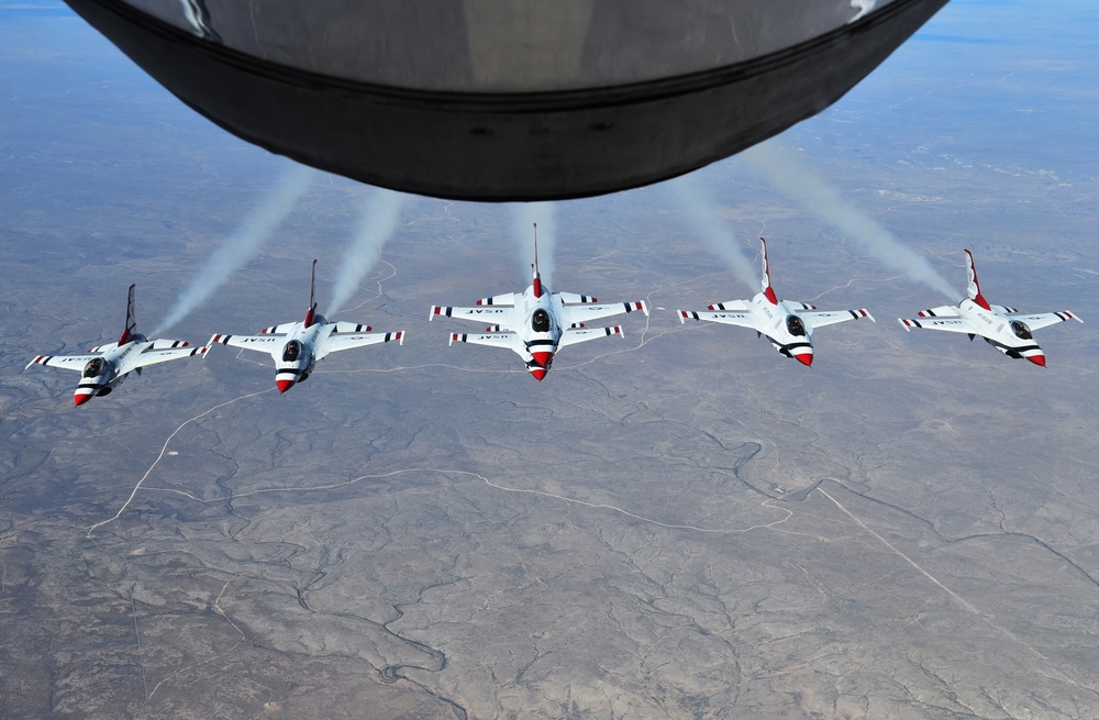 McConnell Citizen Airmen refuel Thunderbirds