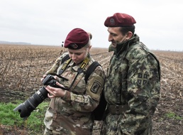 American Army journalist and Serbian Sergeant Major