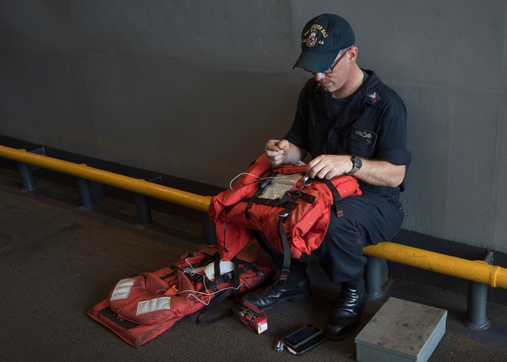 USS Gunston Hall Prepares for Underway