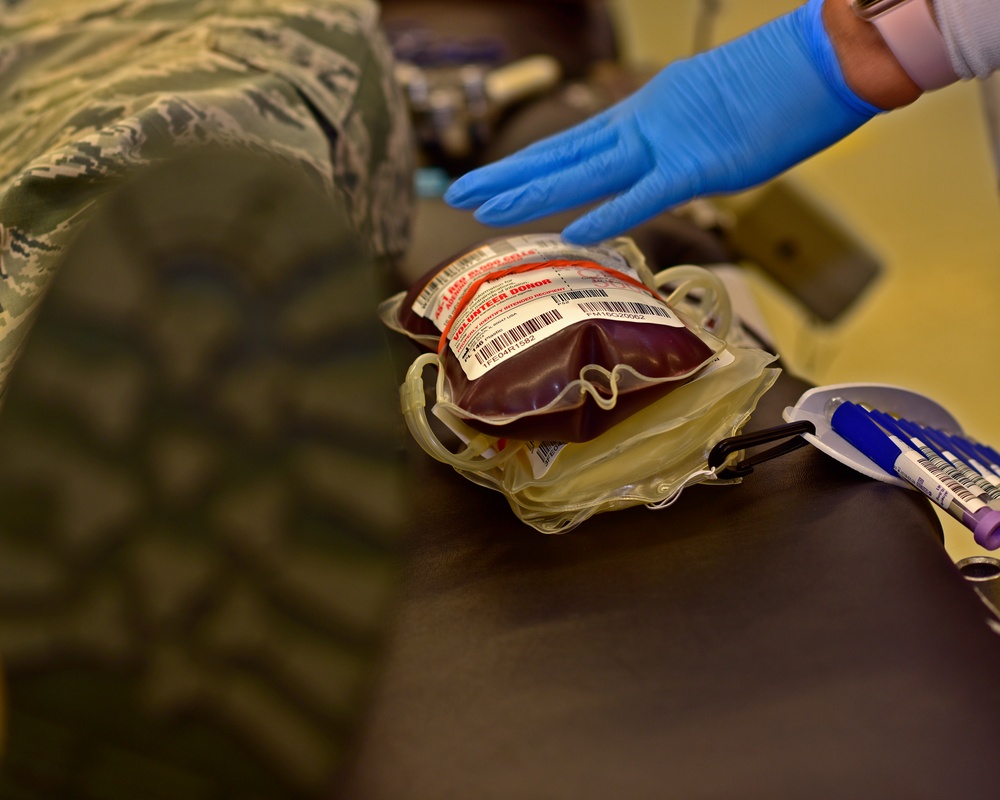 Airmen donate blood for Battle of the Badges campaign