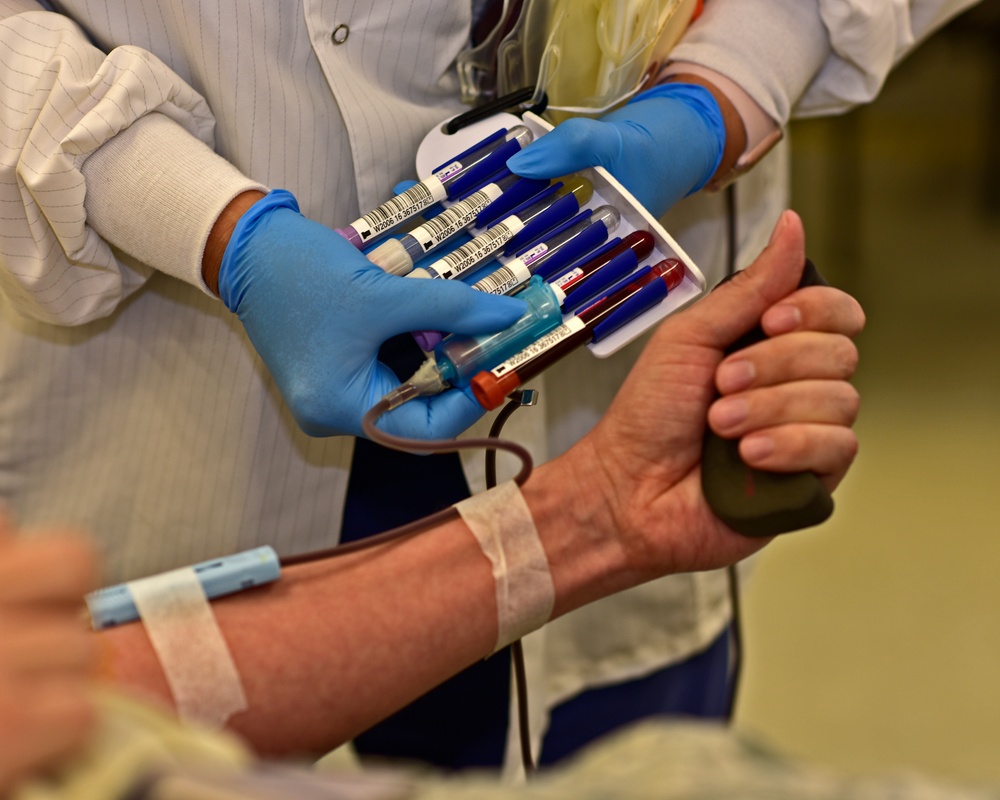 Airmen donate blood for Battle of the Badges campaign