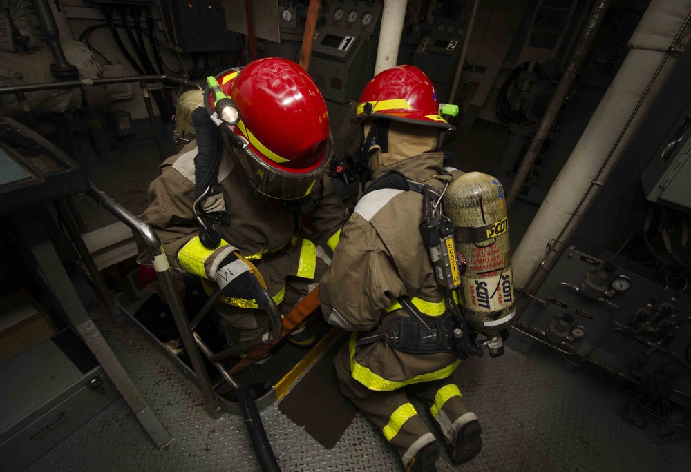 DVIDS - Images - USS Frank Cable Drills in Fire Fighting [Image 2 of 3]