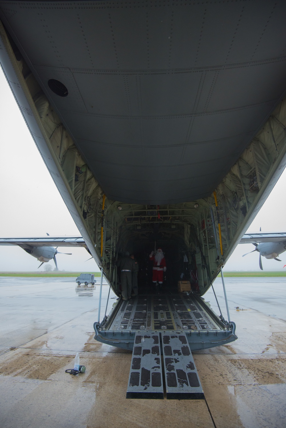 Santa's C-130J visits Chièvres Air Base