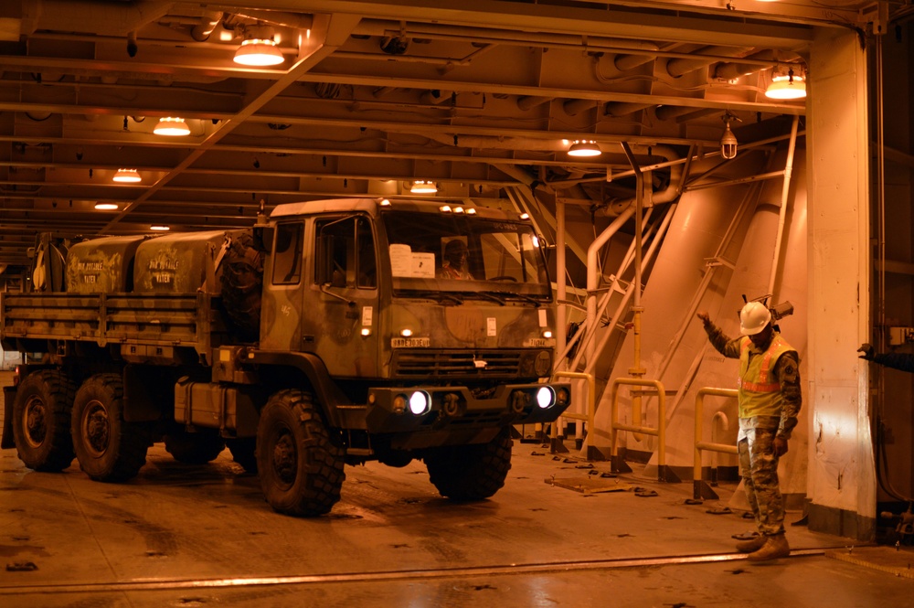 ‘Tropic Lightning’ Division loads up aboard Navy vessel for JRTC