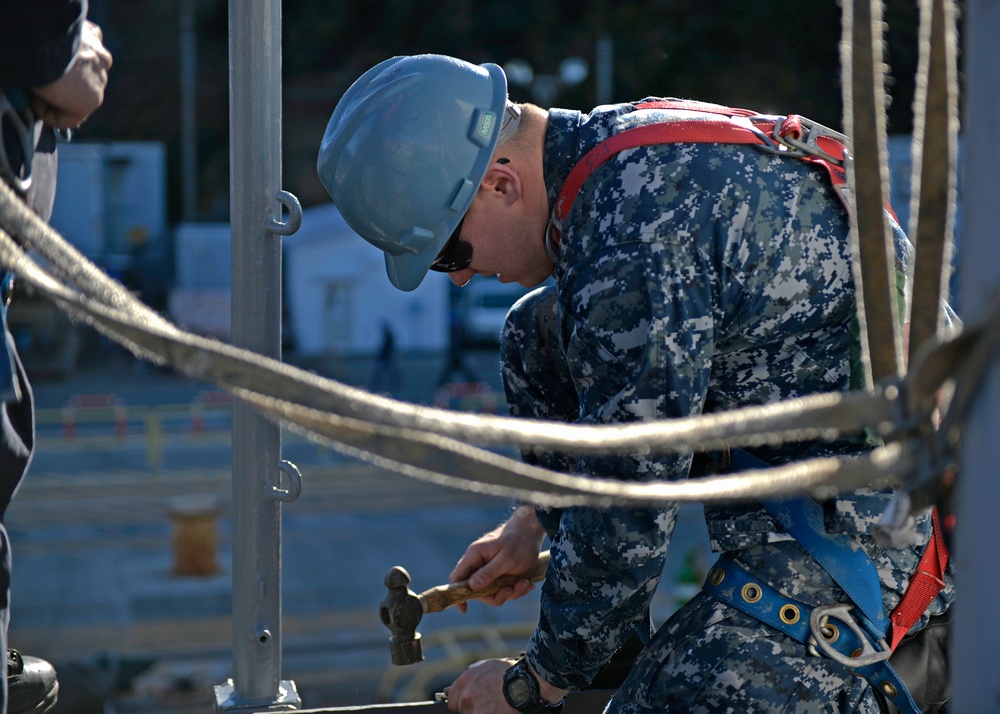 Blue Ridge Sailors repair ship's safety lines