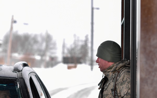 914th SFS personnel man the gate in frigid weather
