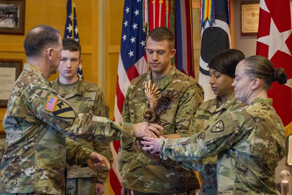 95th MWD Detachment Accepts FORSCOM Eagle Award