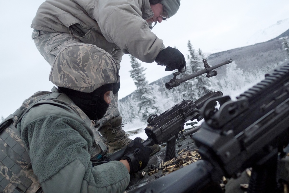 Security Forces Airmen Qualify with machine guns