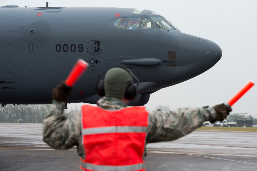 Airmen support strategic bomber deployment