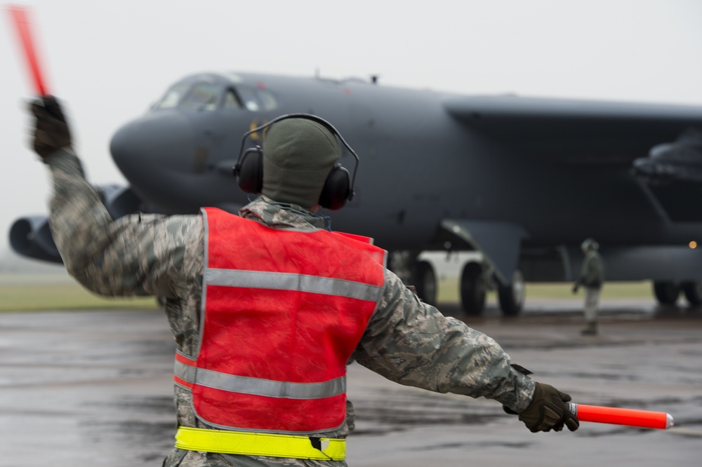 Airmen support strategic bomber deployment