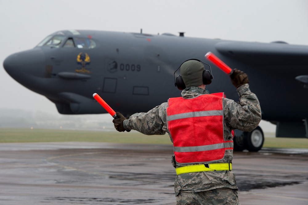 Airmen support strategic bomber deployment