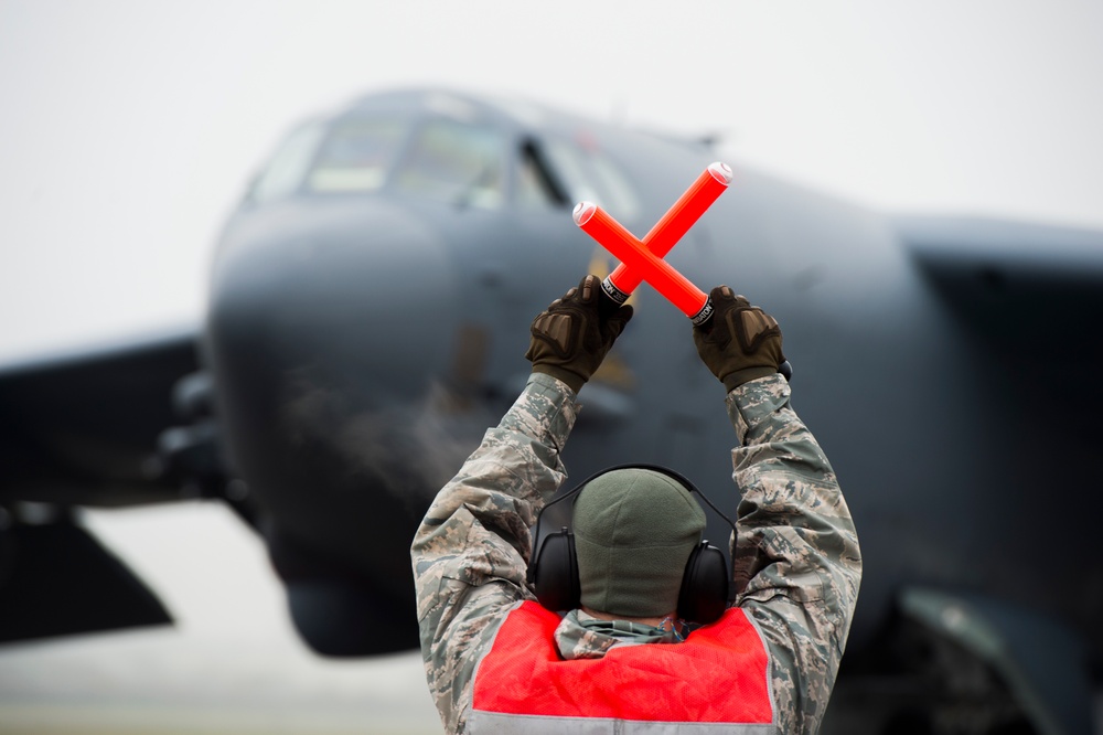 Airmen support strategic bomber deployment