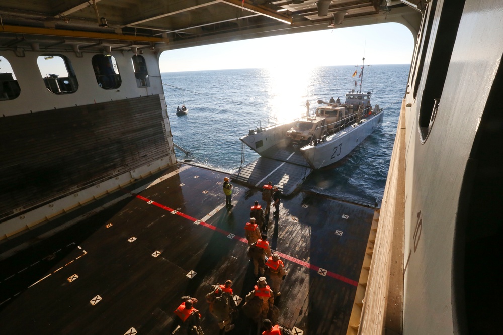 U.S. Marines conduct amphibious offload