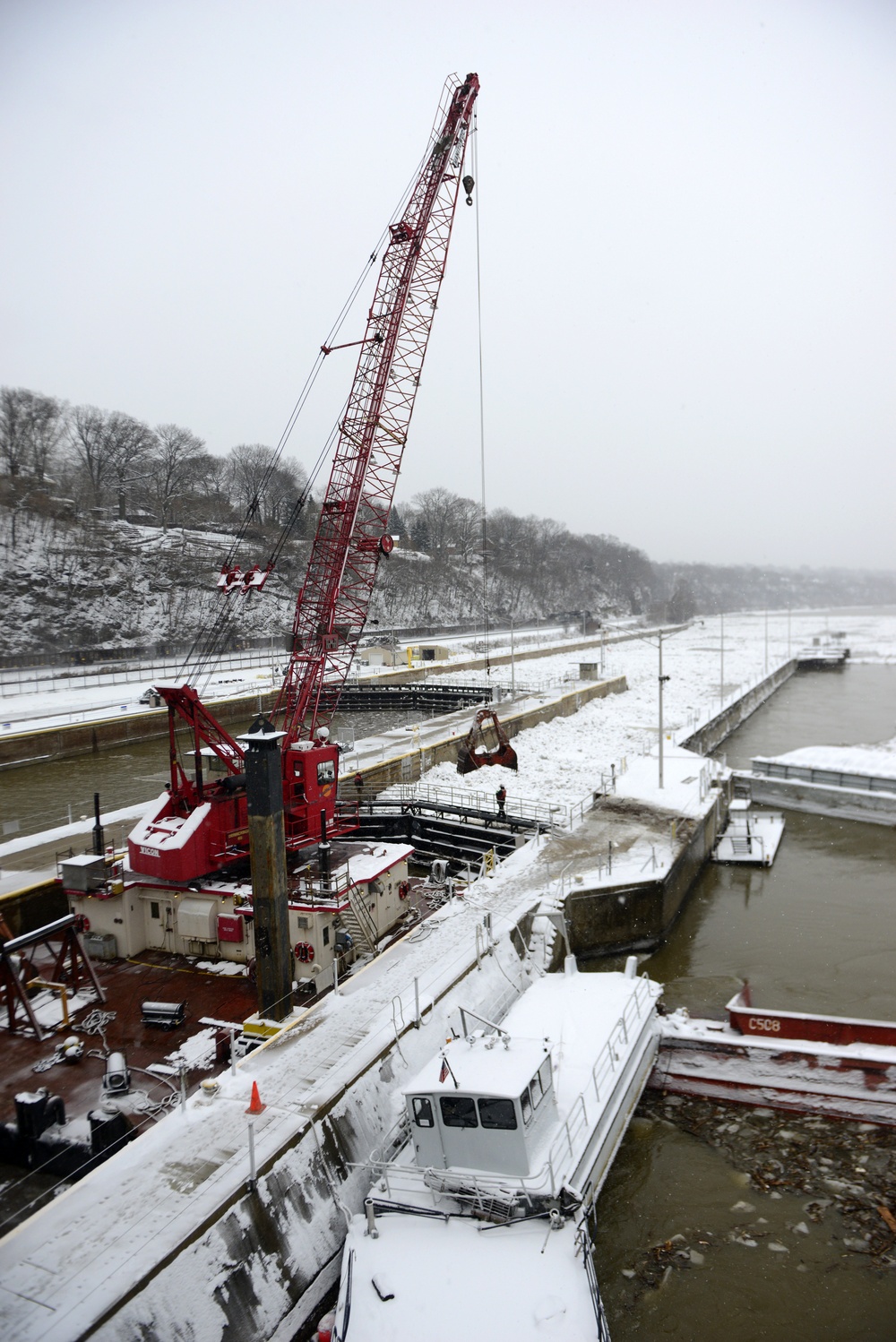 Coast Guard, U.S. Army Corps of Engineers, industry partners survey Emsworth Lock and Dam